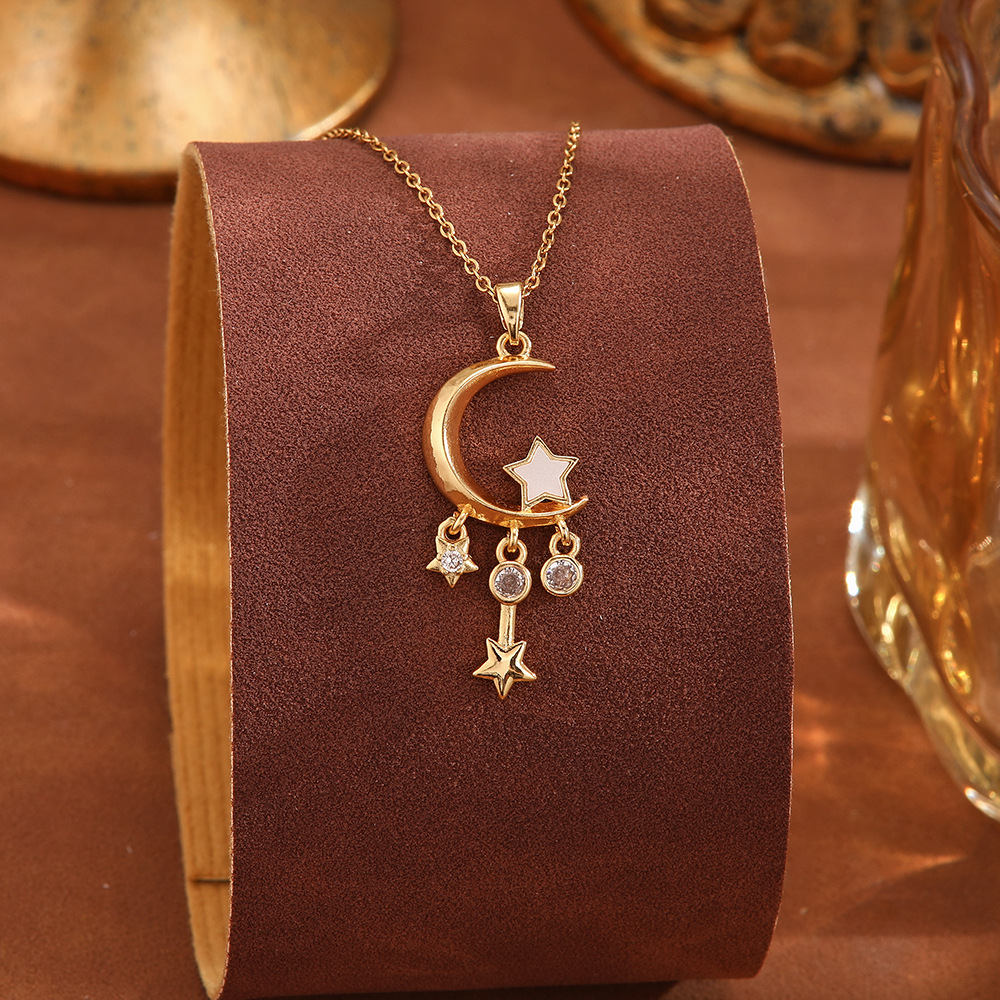 Cross-border European and American titanium steel necklace, women's copper micro-inlay, high-end, niche design, light luxury, versatile pendant, collarbone chain accessory Application Scenario