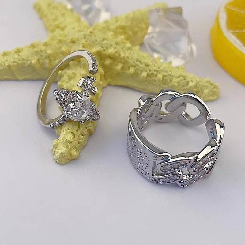 A new niche design of the Saturn ring, featuring zircon hollowed-out geometric Settings with diamonds, and a planetary trend opening that can be adjusted Application Scenario