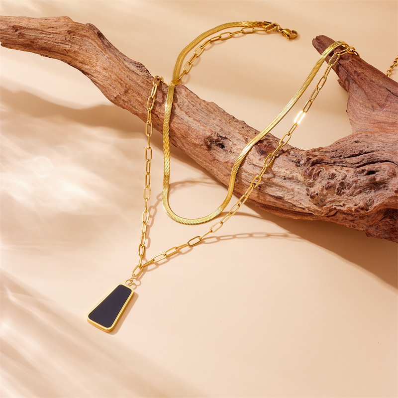 A fashionable, individual, high-end retro gold-plated stainless steel square geometric pendant double-layer stacked necklace Specification drawing