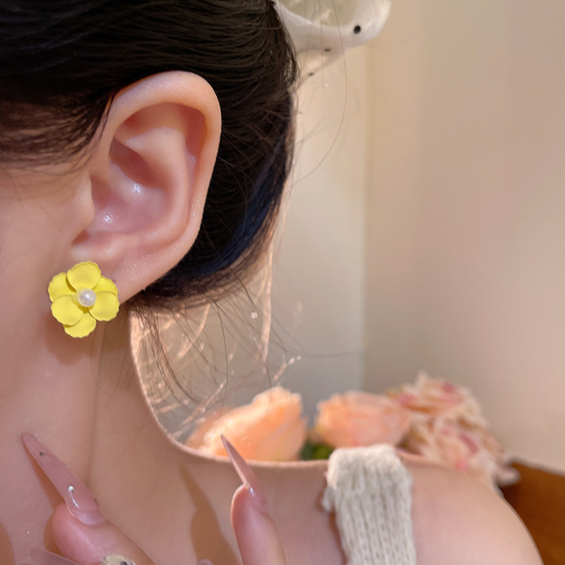 Yellow flower stud earrings, new summer 2025 versatile pearl earrings, vacation style, gentle forest-themed earrings for women Application Scenario