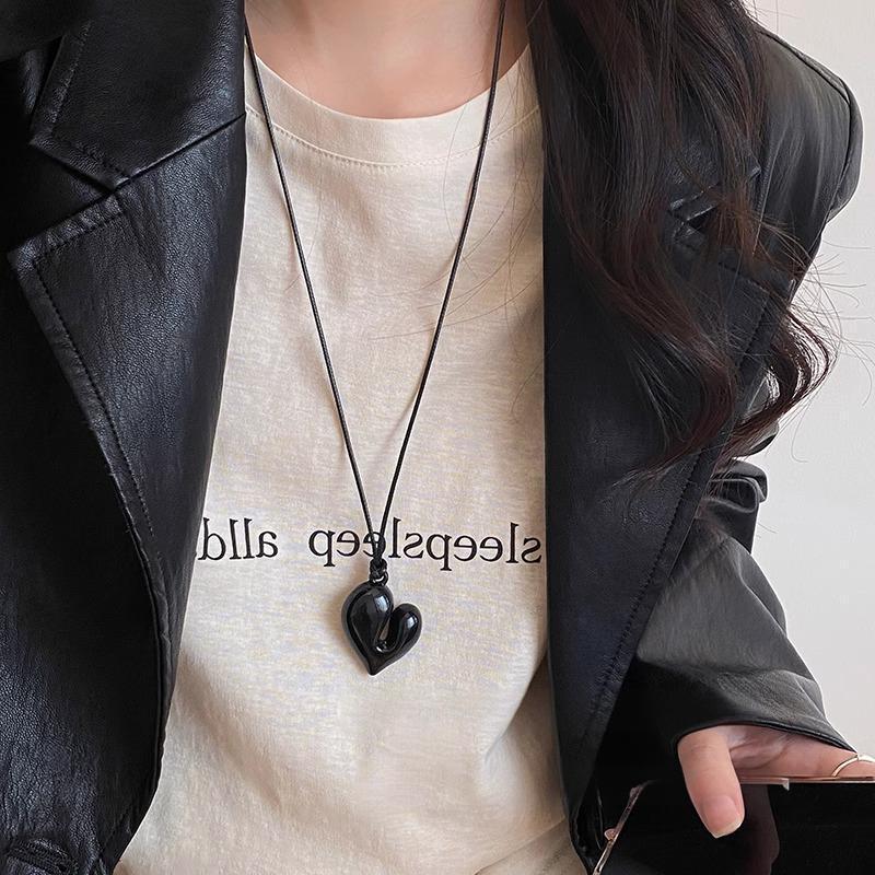 The same heart-shaped necklace as the blogger Reina, a high-end black rope halter sweater chain for women, and a long pendant accessory for spring and summer details Picture