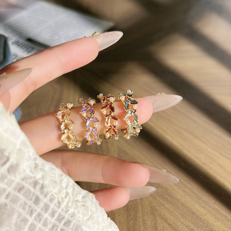 The ring is a retro, sweet and cool enamel ring with butterfly pearl inlay and an open ring. It is a rare and cold style versatile accessory full figure