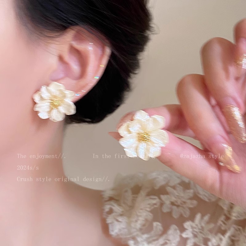 French retro style camellia stud earrings for women 2025 new bestsellers, light luxury and niche design, versatile earrings Specification drawing