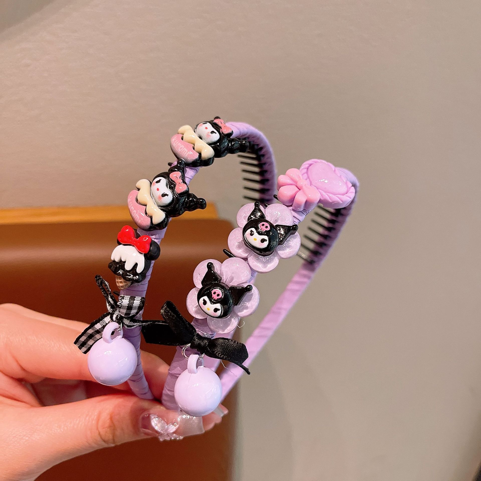 Kulomi children's hair band, cartoon for girls with teeth, anti-slip headband, a perfect hair clip for girls to press hair without squeezing or breaking it Application Scenario
