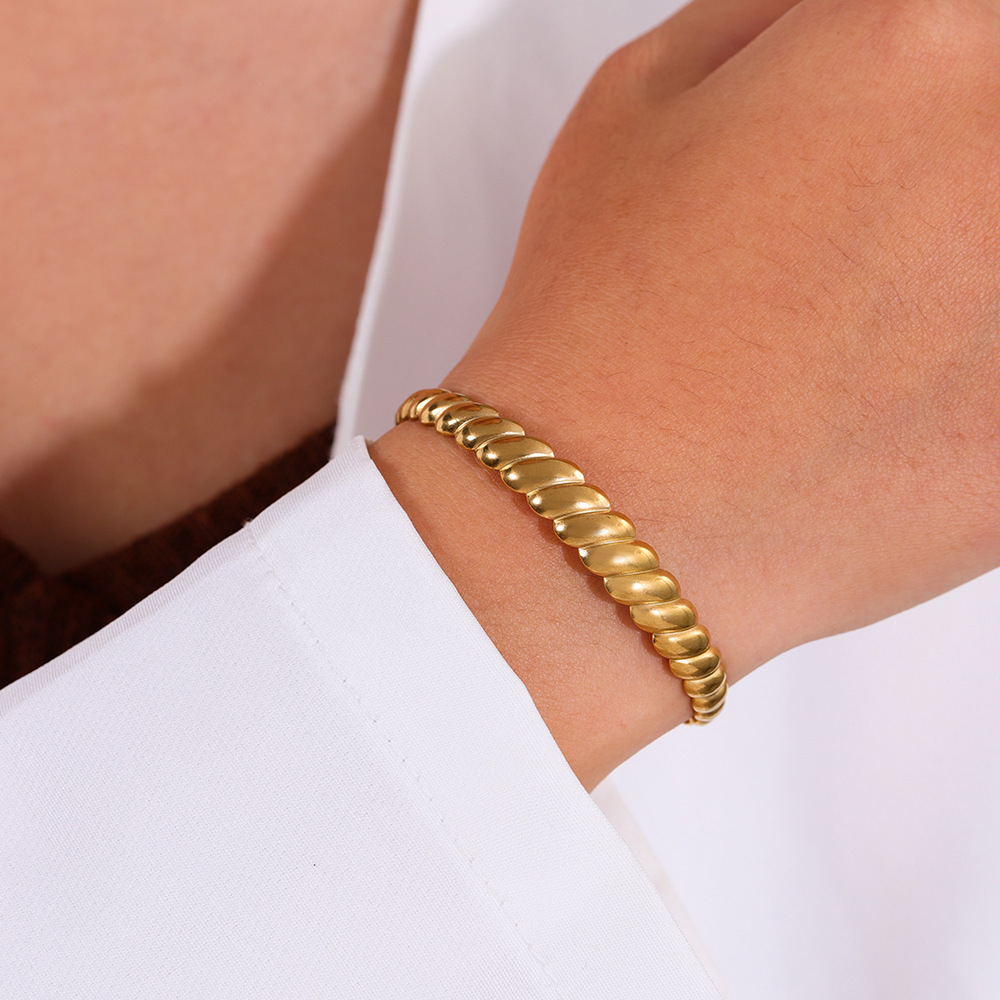 Cross-border European and American titanium steel bracelet for women, no color fading, adjustable, exaggerated and high-end women, open stainless steel bracelet bracelet details Picture