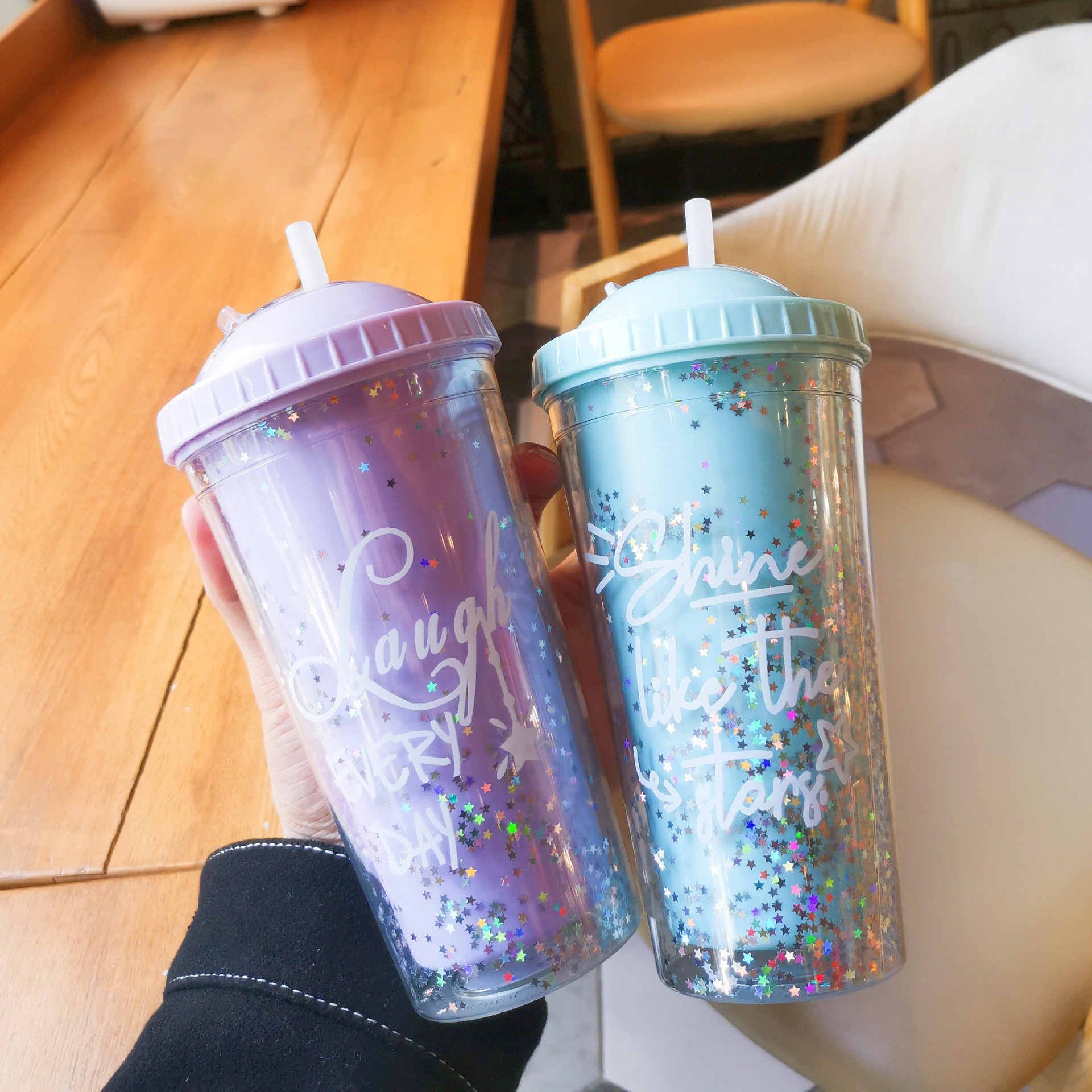 The popular Korean double-layer plastic cup with a straw, dreamy sequined water cup, couple student summer juice cold ice cup full figure