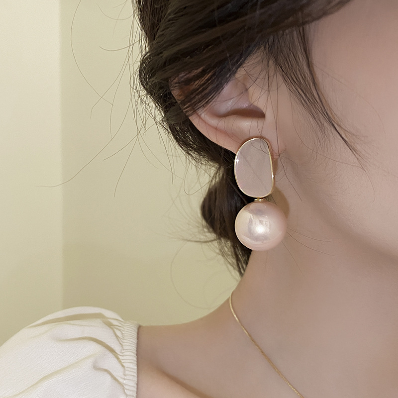 Pearl stud earrings, a niche design with a light luxury and high-end feel, are a new bestseller in 2025. Trendy and stylish earrings and pendants for women Application Scenario