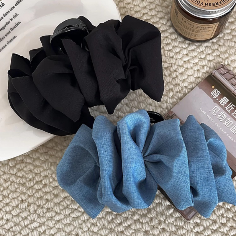 Denim blue cloud pleated bubble grabber for women, a simple and elegant summer hair accessory for the back of the head, versatile and stylish Application Scenario
