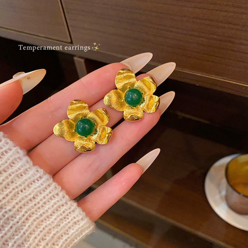 Spring fresh and delicate flower earrings, a must-have for women's ethereal charm, pearl stud earrings with a high-end feel, 2025 young luxury earrings full figure