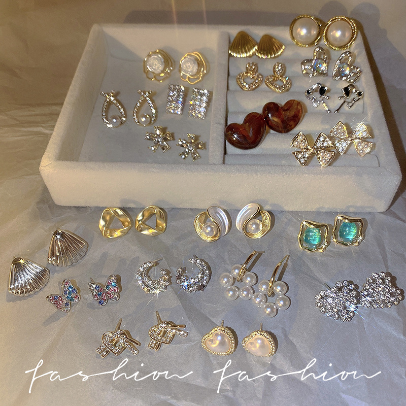 925 Silver Needle earrings are available at street stalls and night markets. They are high-end, niche, popular, and internet-famous wholesale best-selling earrings from South Korea Application Scenario