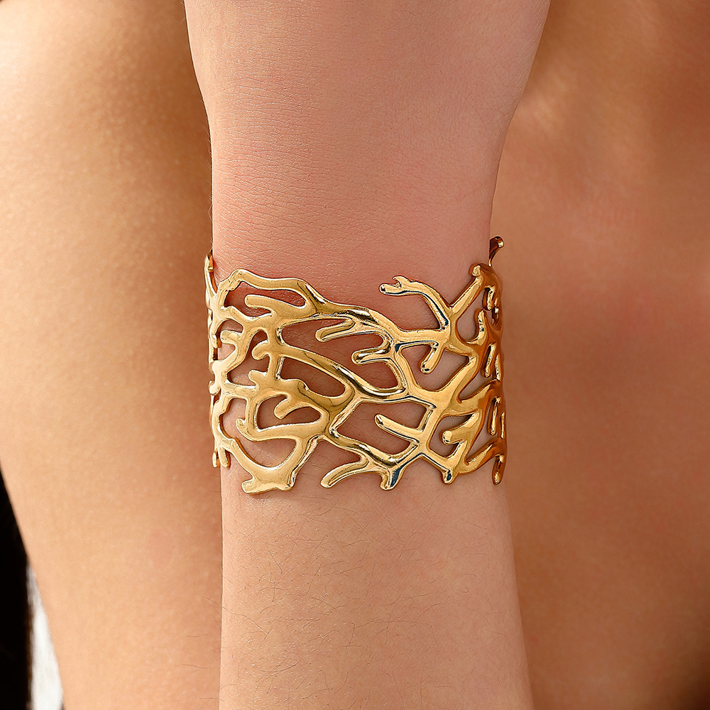 Cross-border European and American wide stainless steel bracelet with adjustable exaggerated high-end feel, golden open flower leaf bracelet full figure