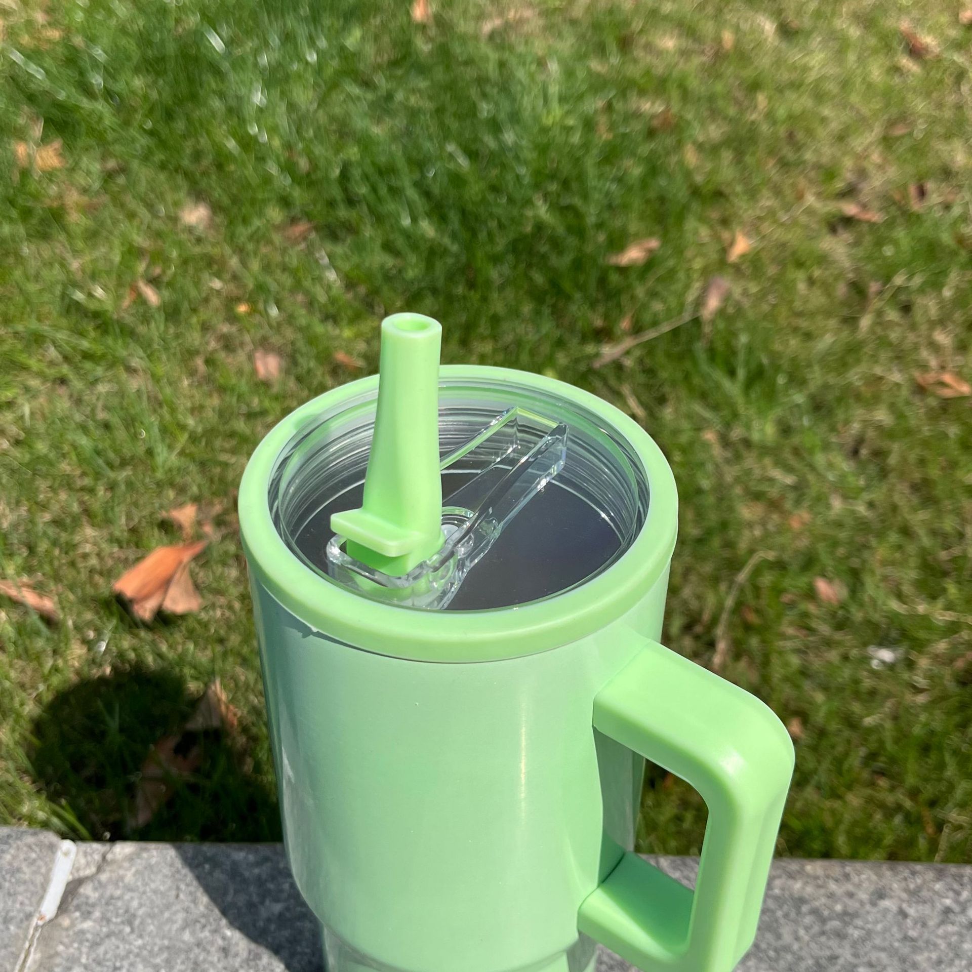 Cross-border 20oz foldable straw ice cup, household double-layer vacuum portable handle cup, outdoor car insulated cup Application Scenario