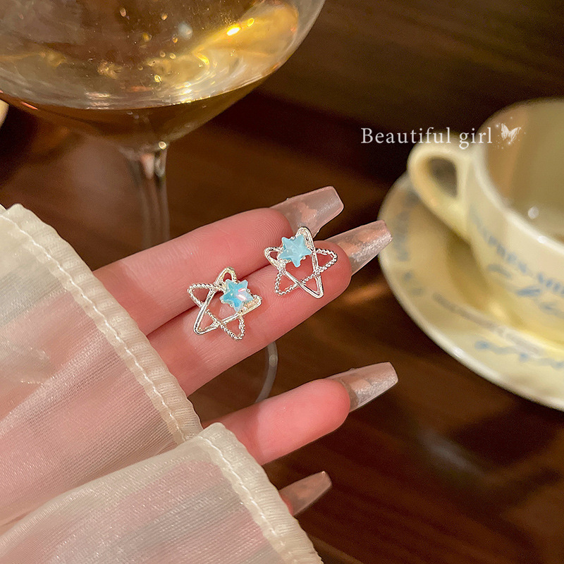 Super fairy-like, exquisite and small five-pointed star stud earrings for women, fashionable, fresh and elegant earrings, high-end and light luxury bestsellers full figure
