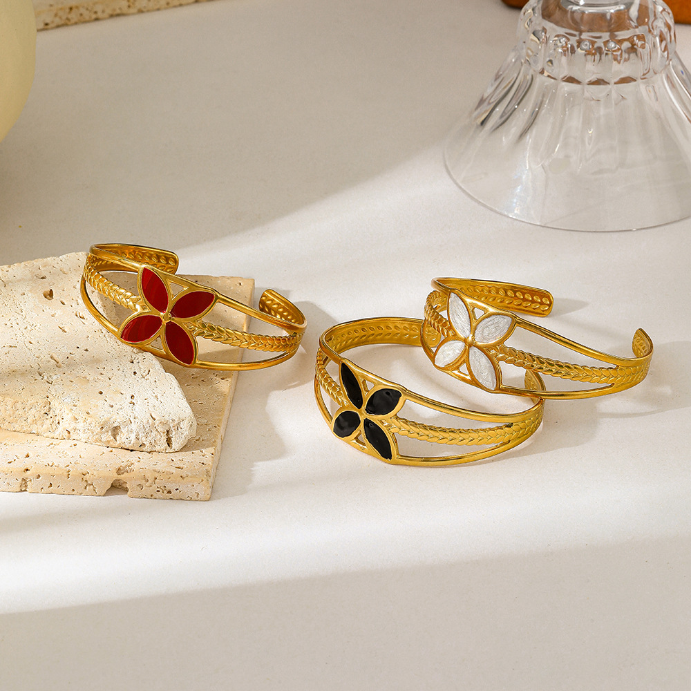 New cross-border European and American oil-dripping stainless steel bracelet, golden light luxury, non-fading flower, ins geometric design jewelry details Picture