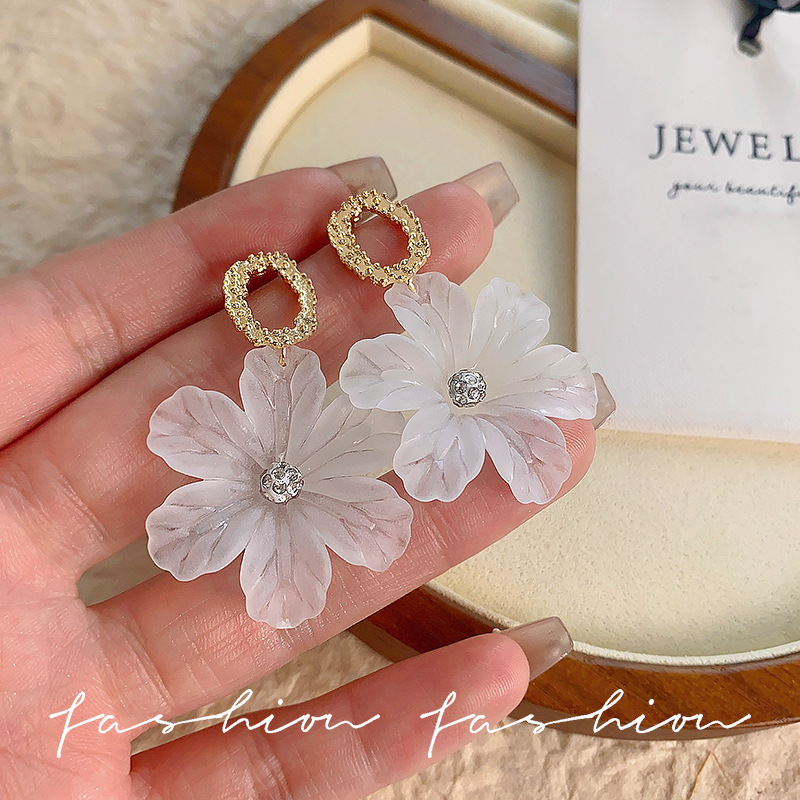 925 Silver Needle Super Fairy white flower earrings, simple and versatile acrylic earrings, women's Hong Kong style exaggerated and elegant earrings full figure