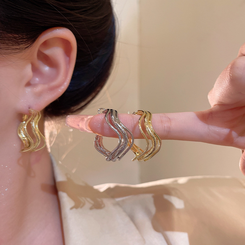 Metallic irregular multi-layer ear rings and stud earrings, elegant, light luxury, exaggerated earrings, individual, fashionable and simple earrings wholesale details Picture