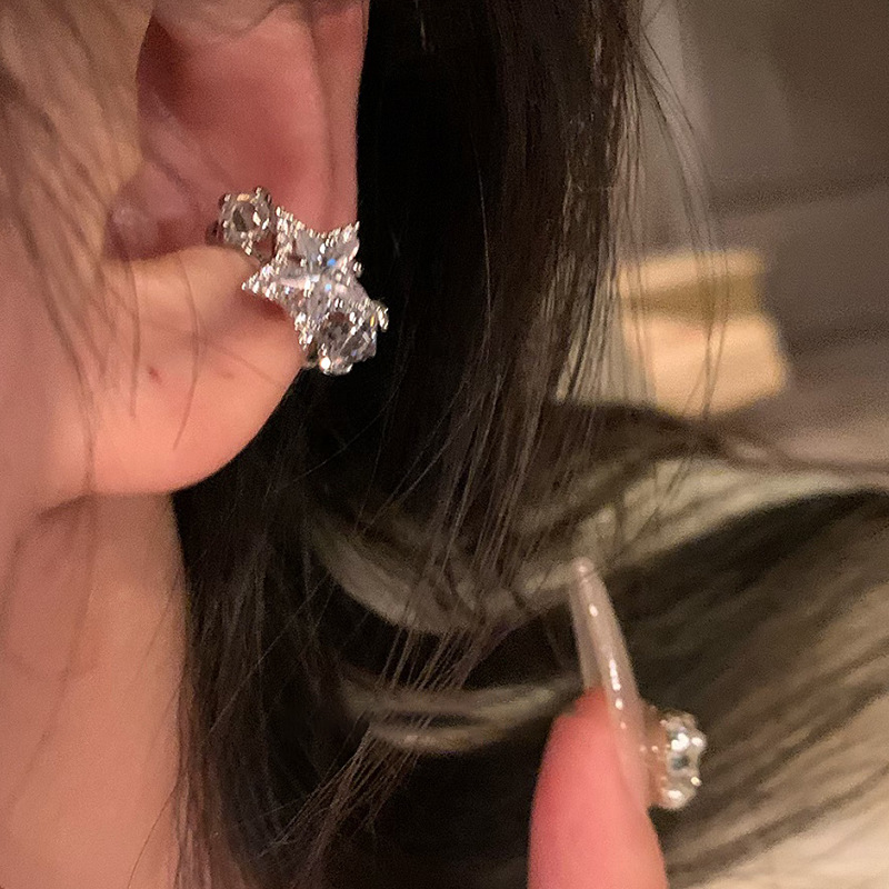 Exquisite zircon star ear bone clips for women, trendy, versatile, and high-end style, no ear piercings, personalized and best-selling earrings Application Scenario