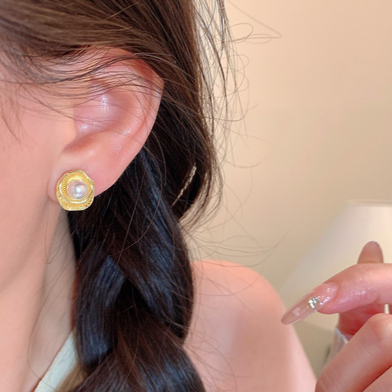 Double-layer lotus pearl stud earrings for women, with a light luxury and niche design sense, are a new 2025 bestseller and Internet celebrity earrings Specification drawing