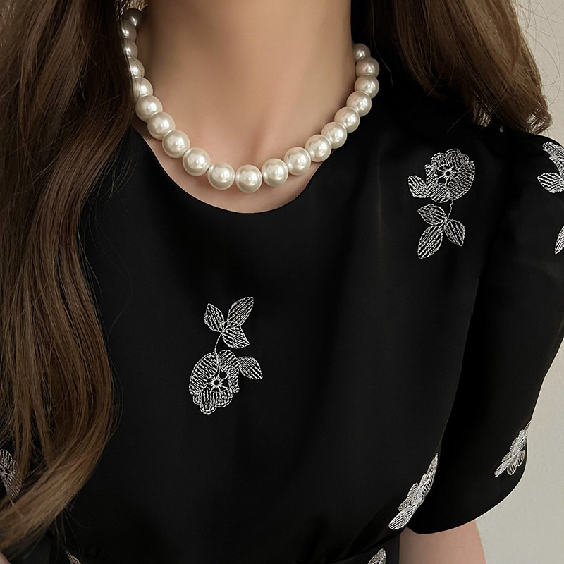 Beaded glass pearl necklace 2023 new style elegant necklace for women, design sense, niche collarbone chain accessory full figure