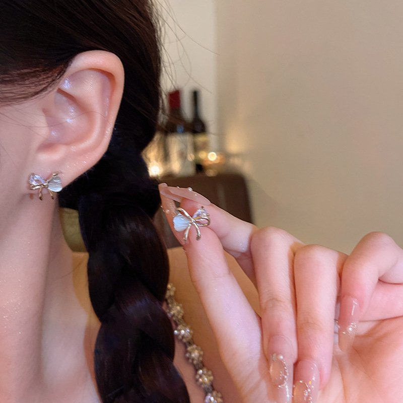 Korean-style sweet and elegant cat's eye stone bow stud earrings, women's fashionable and niche design sense, exquisite zircon earrings and earrings details Picture