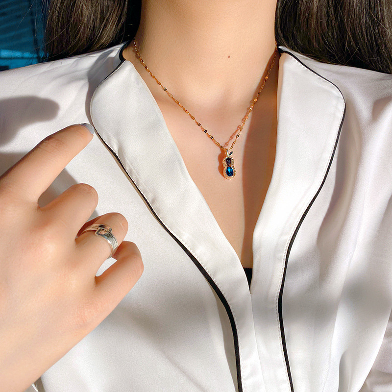 The popular sapphire two-color peanut necklace on Xiaohongshu, a unique and fashionable titanium steel collarbone chain, is a niche and light luxury accessory details Picture