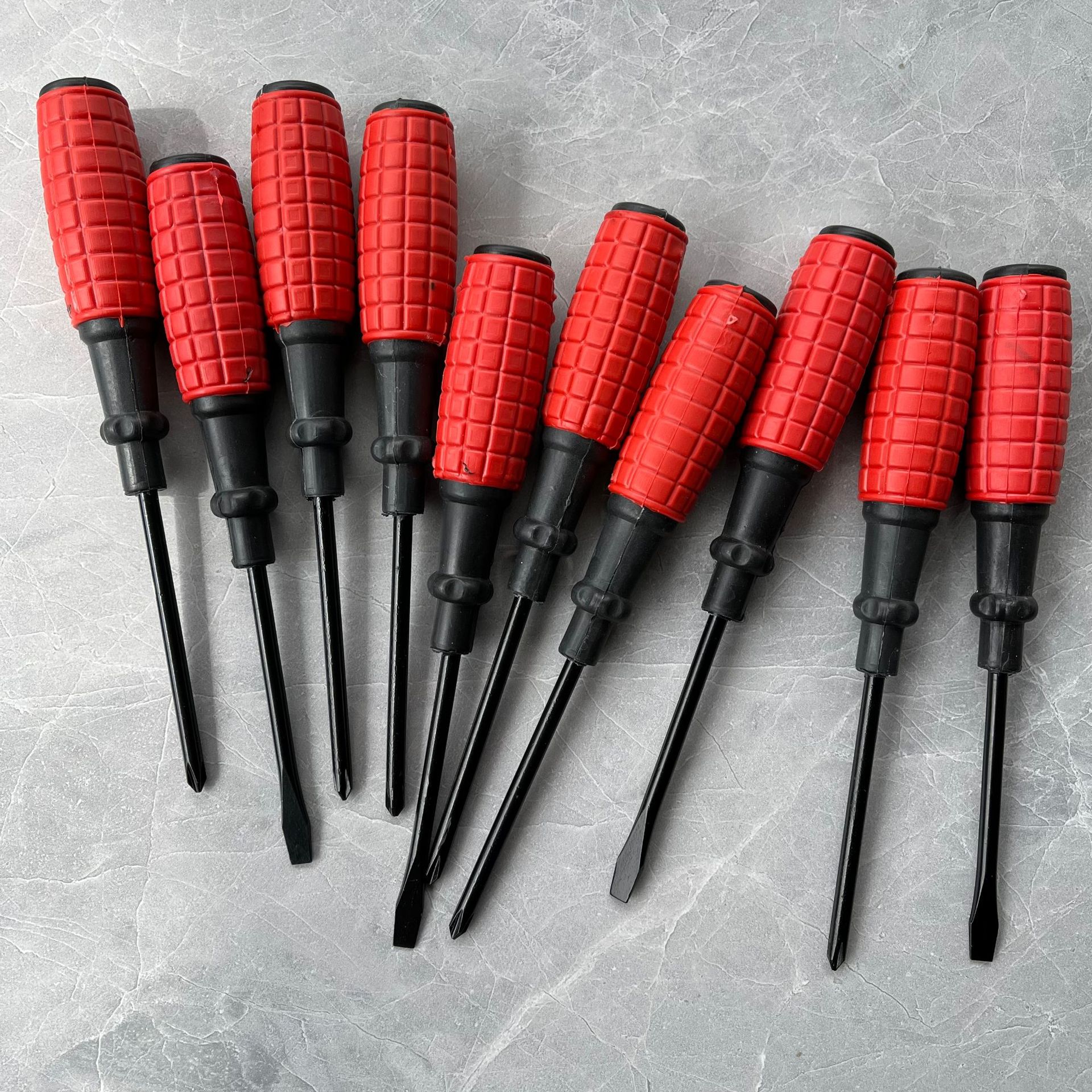 Wholesale of hand grenade screwdrivers, 3-inch dual-color corn handle screwdrivers, cross-shaped flat-head screwdrivers, and screwdrivers from the manufacturer Application Scenario