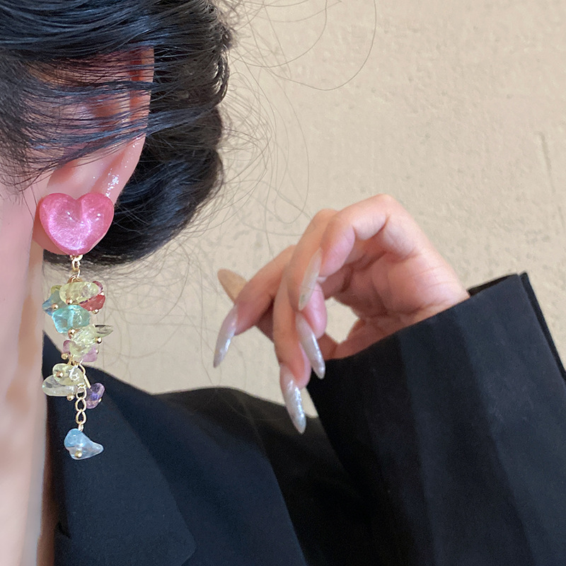 Colorful heart-shaped crushed stone tassel earrings for women, summer high-end design long earrings, new stylish and popular earrings Application Scenario
