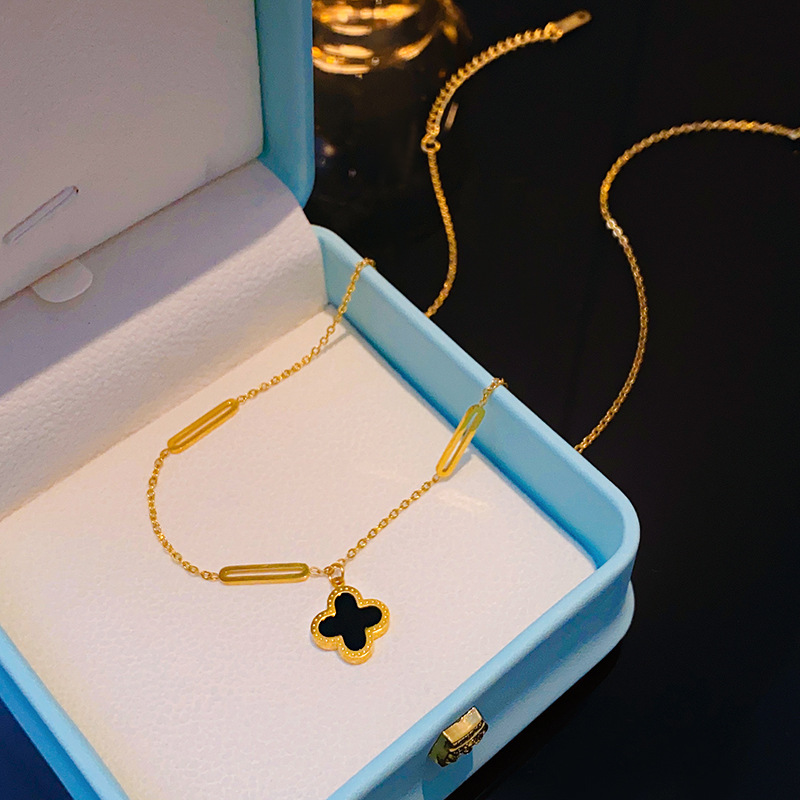 High-end paperclip, simple four-leaf clover, titanium steel necklace, a niche and elegant, light luxury collarbone chain, a versatile accessory for Internet celebrities Application Scenario