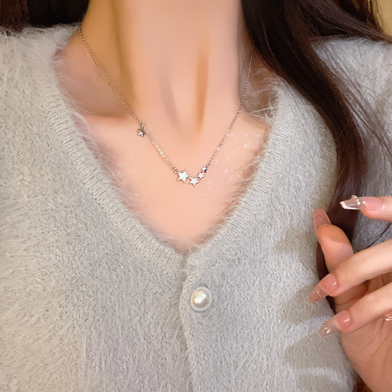 This luxurious and exquisite five-pointed star titanium steel necklace is a fashionable and niche design for women, with a unique and versatile personality. It is a trendy collarbone chain accessory Specification drawing