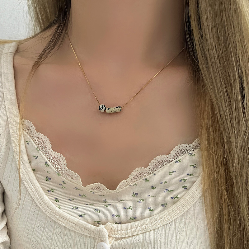 Irregular-colored natural stone necklace, a versatile and niche accessory for women in summer, a high-end necklace for best friends, and a stylish collarbone chain Application Scenario