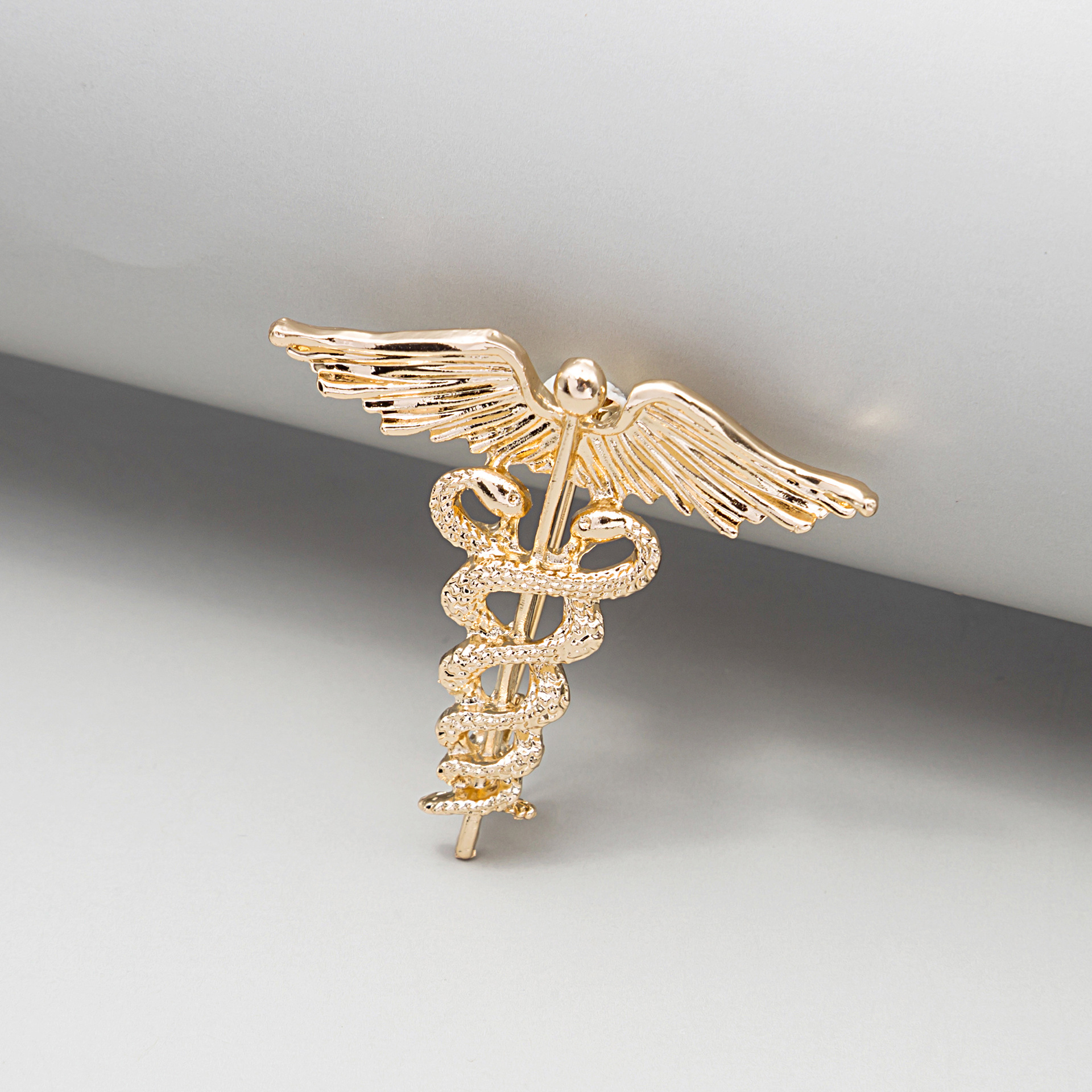 European and American retro creative brooches, snake-shaped scepters, angel wings, personalized animal corsages, clothing and accessories Specification drawing
