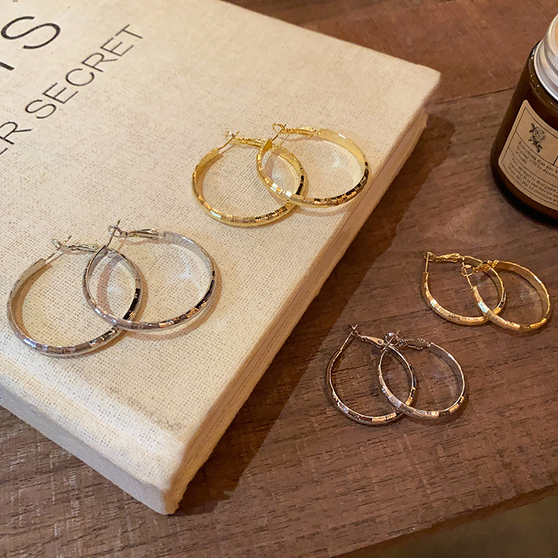 Retro plain bezel diamond-patterned smooth ear rings, 2025 new trendy European and American style, exaggerated geometric shape, unique and individual earrings Specification drawing