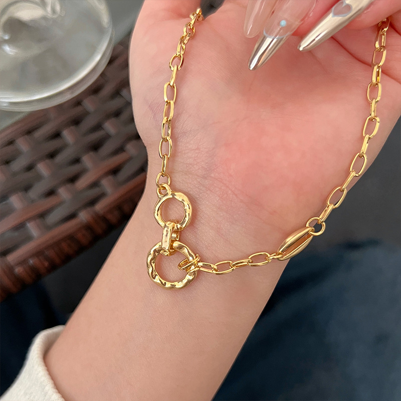 A new niche design, a classic and versatile irregular collarbone chain necklace in golden Chinese style with a retro charm Application Scenario
