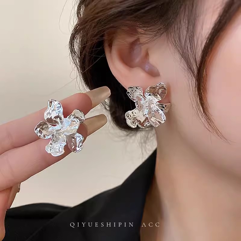 Metal flower stud gold earrings 2025 new bestseller, exaggerated retro earrings, feminine, light luxury and high-end feel Specification drawing
