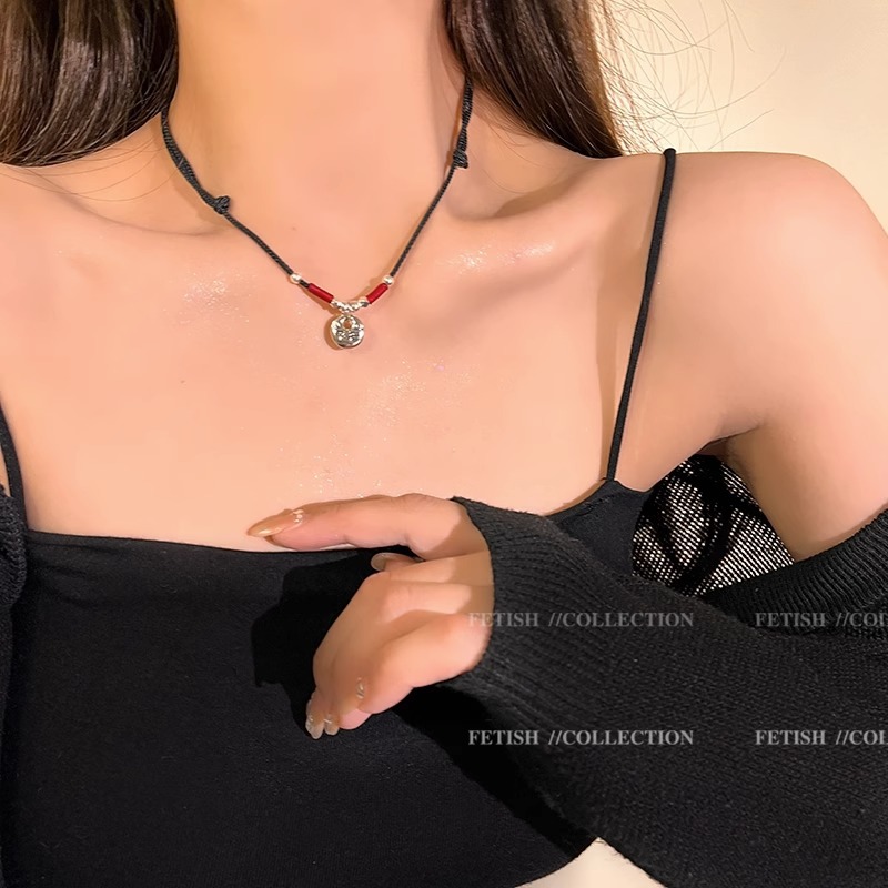 New Chinese-style hand-woven peace and fortune pendant necklace for women, a retro ethnic style red rope collarbone chain-like accessory full figure