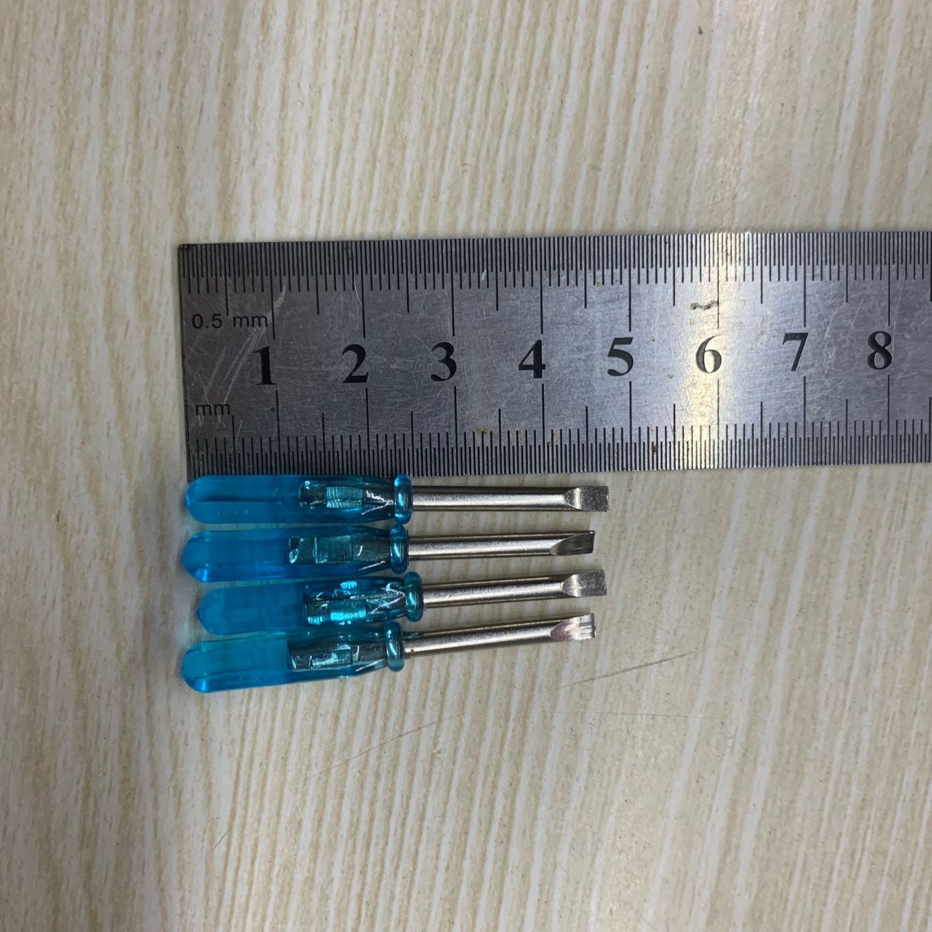 Crystal blue screwdriver handle, 45mm in length, mini screwdriver, mobile phone repair tool, toy delivery undefined