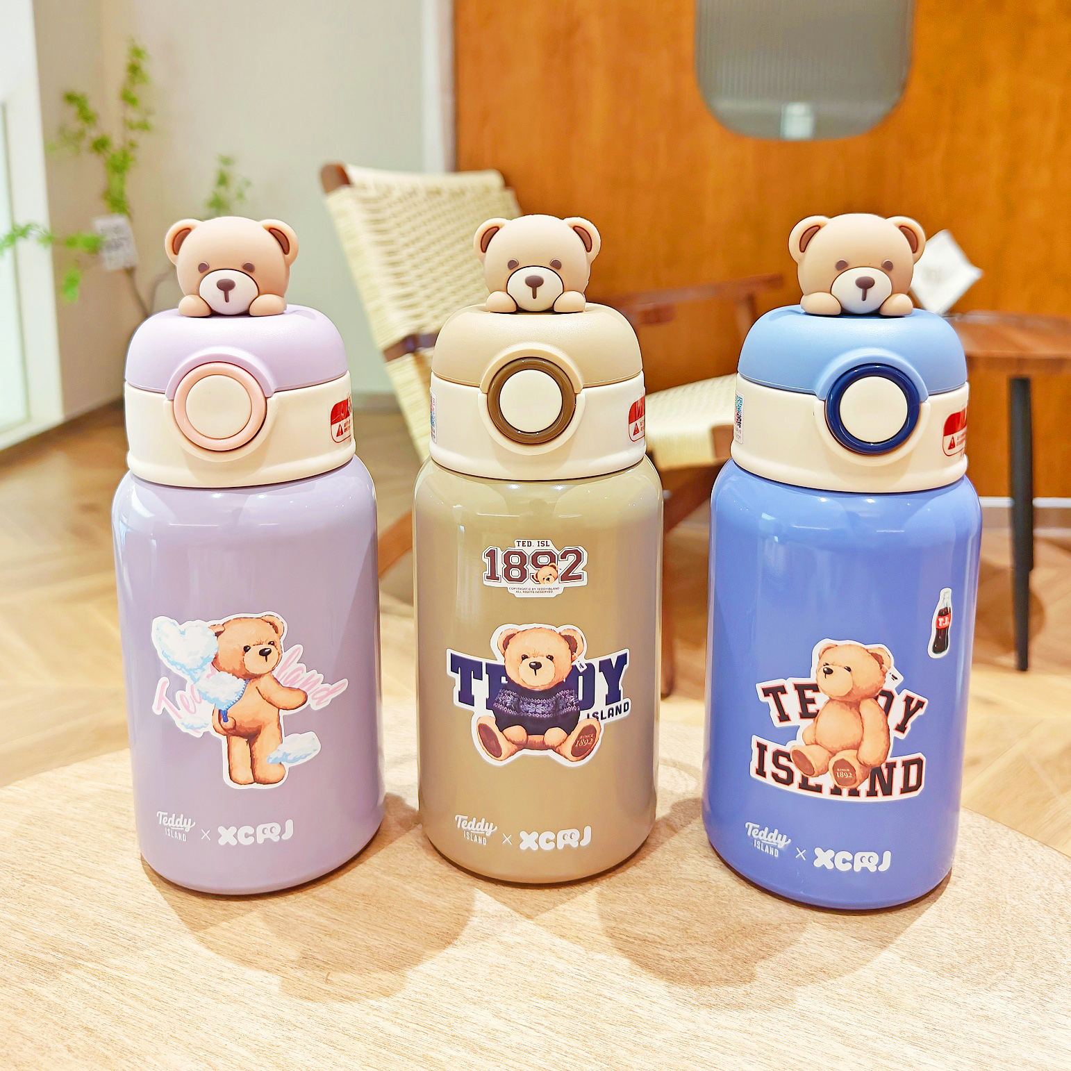 Cute little bear insulated cup, children's cup, double-lid water cup, portable cartoon, high appearance level, crossbody food-grade cup Application Scenario