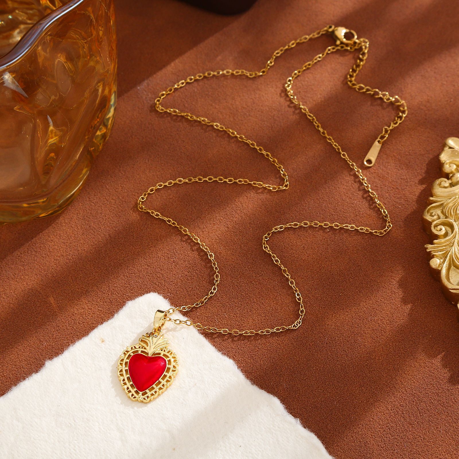 The new cross-border mom heart-shaped engraved micro-inlaid zirconium necklace is a simple and elegant Mother's Day gift Application Scenario