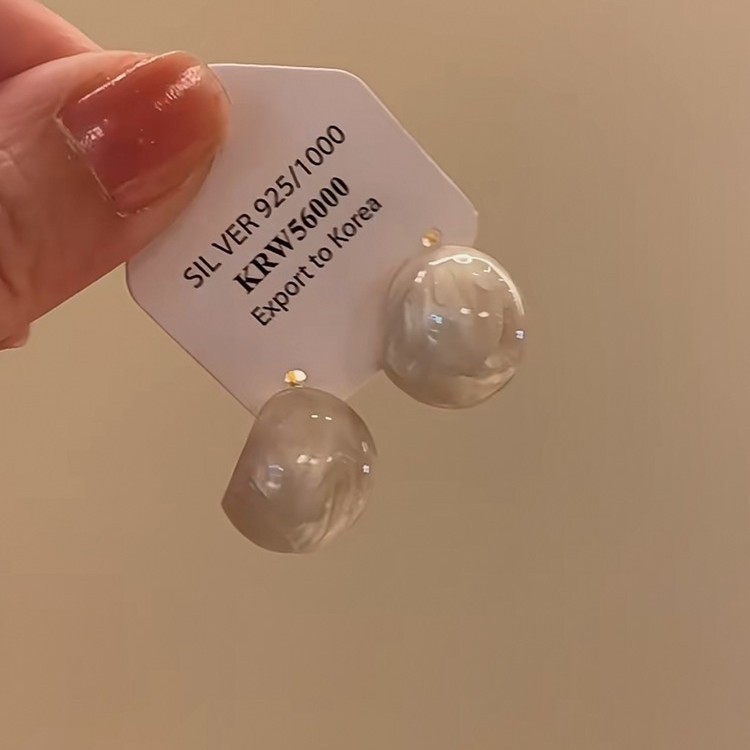 French retro cream-colored glazed bean stud earrings for women, gentle and elegant, high-end, light luxury and simple earrings Specification drawing