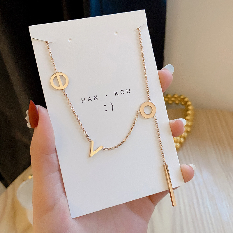 The non-fading love titanium steel necklace is a classic and versatile accessory for women, a popular collarbone chain, a niche and cold style simple accessory wholesale details Picture
