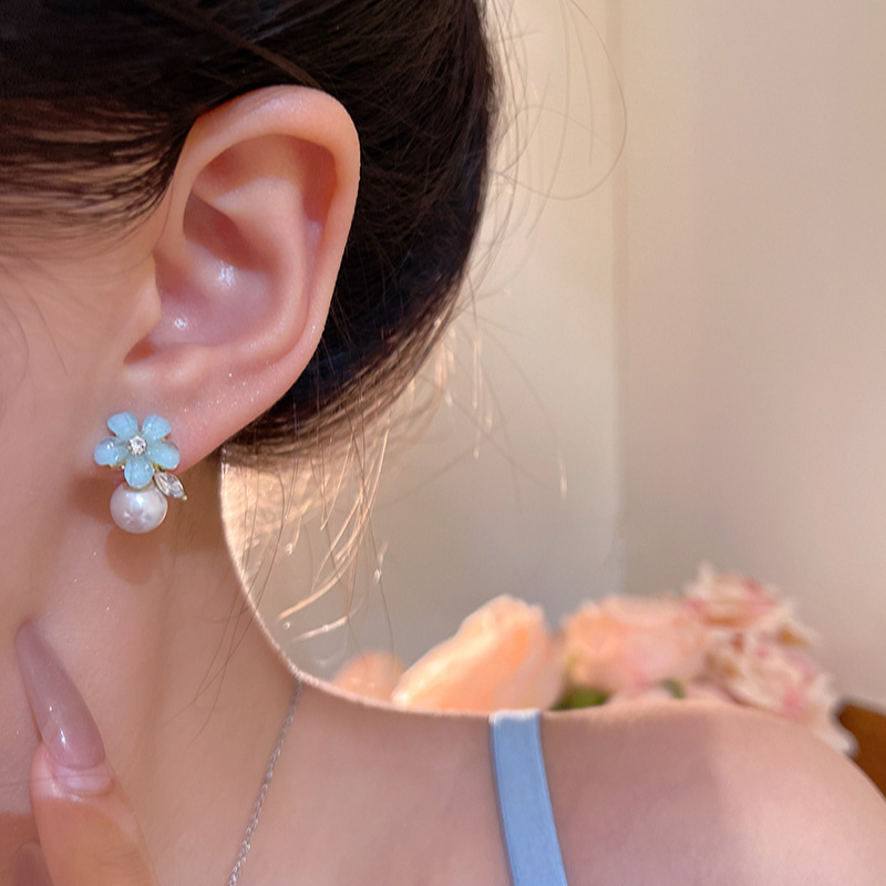 Spring and summer super ethereal blue flower pearl stud earrings for women, French niche high-end style earrings, elegant and versatile for commuting Application Scenario