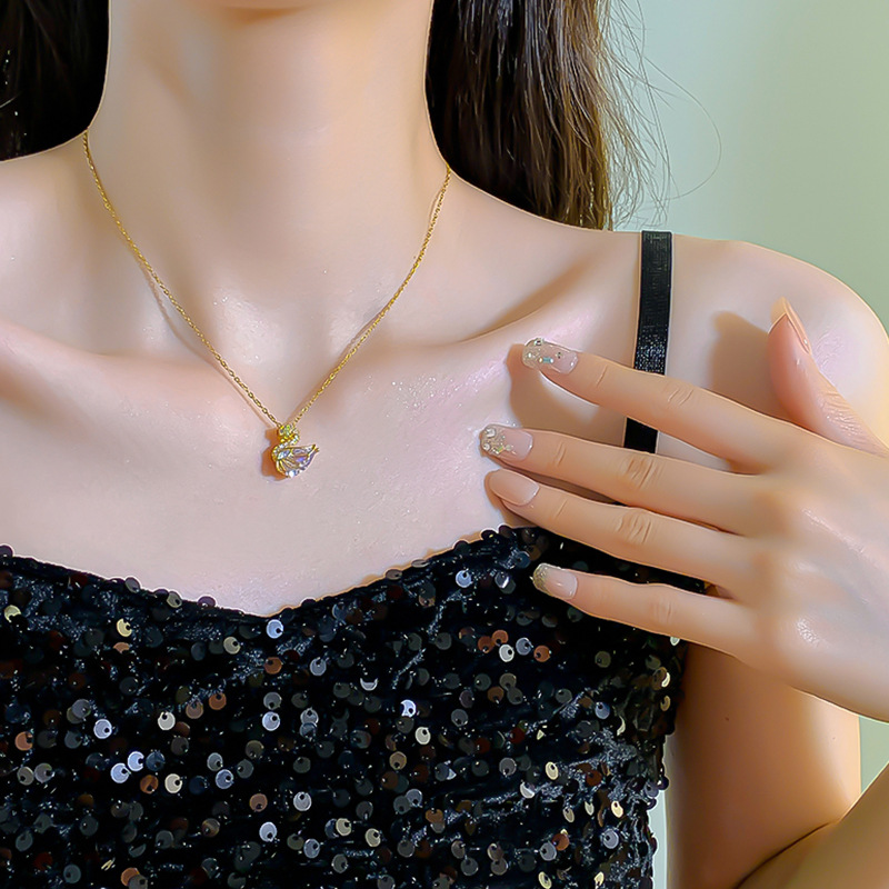 Korean version exquisite 18k gold-plated little swan necklace, the same high-end collarbone chain as female Internet celebrities, light luxury accessory wholesale Application Scenario