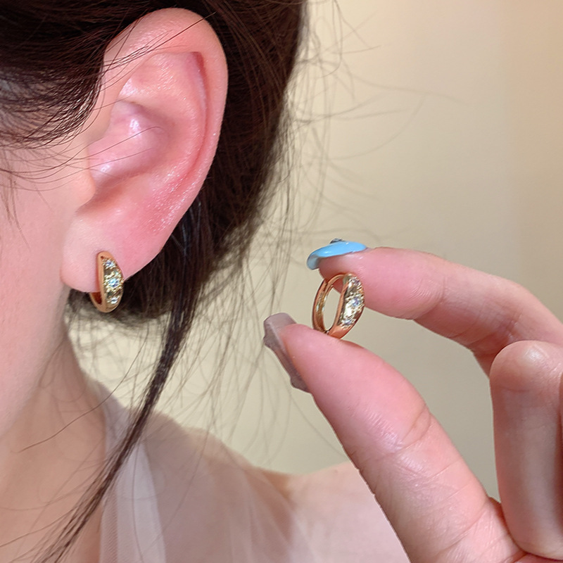 European and American sunflower ring earrings, women's fashionable, retro and high-end style, diamond-encrusted ear studs, personalized ear accessories wholesale Application Scenario