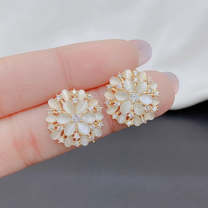 Light luxury and niche, dazzling exquisite cat's eye stone flower stud earrings, the same style as female socialite, fashionable and versatile, elegant zircon earrings full figure