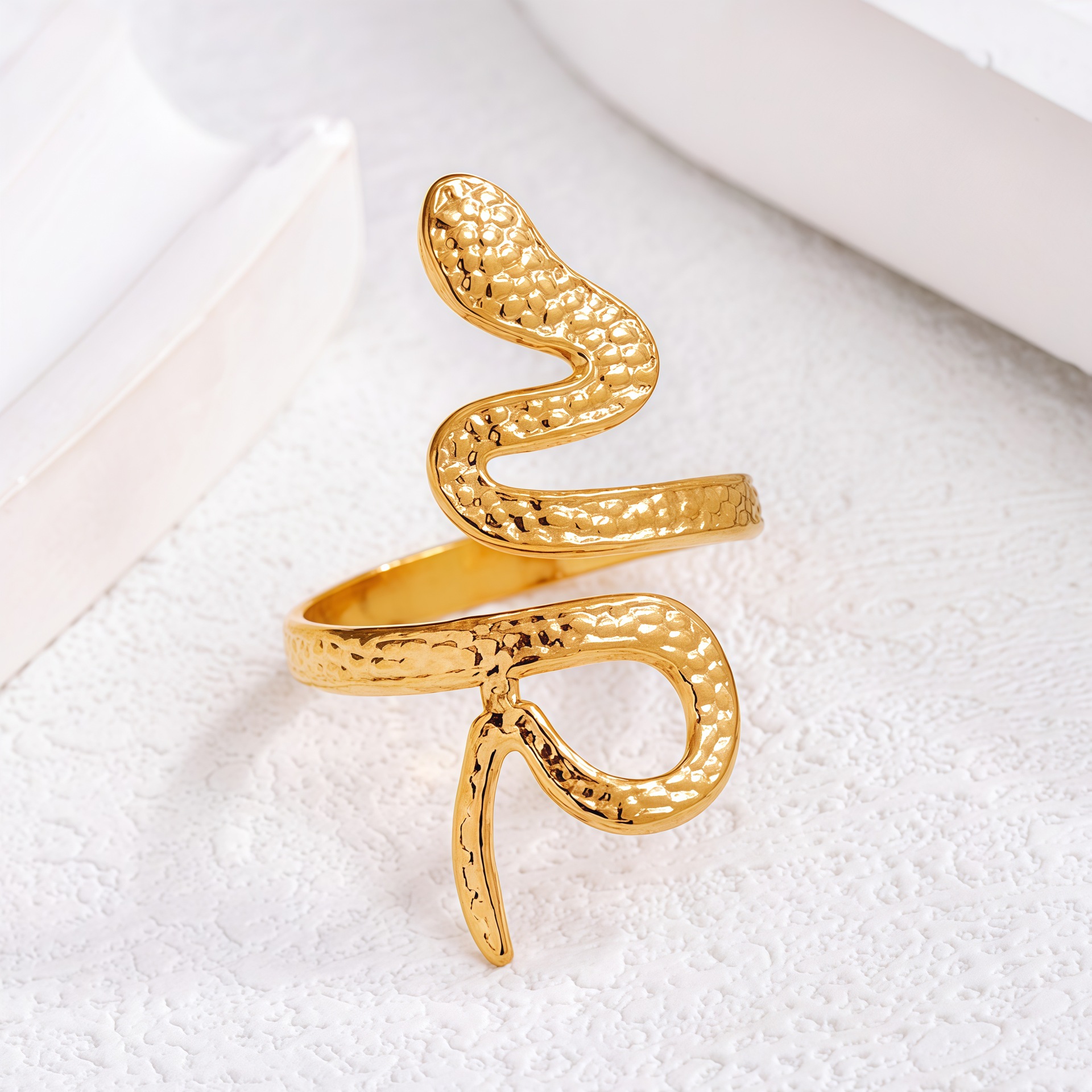 Cross-border golden snake-shaped 304 stainless steel ring, simple geometric irregular 18k gold ring jewelry in stock wholesale Specification drawing