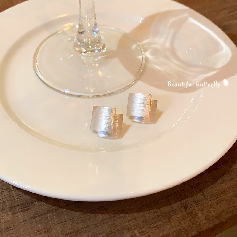 Korean-style double-layer square frosted earrings, a cold and unique female style with irregular metal brushed stud earrings, a versatile ear accessory Specification drawing