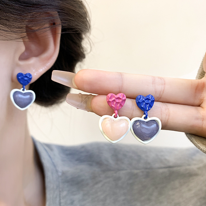 Summer pink heart-shaped earrings, a high-end feminine touch, round face, heart-shaped resin tassel stud earrings, a popular and stylish earpiece details Picture