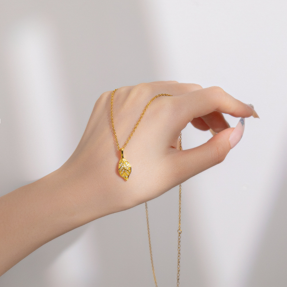 This is a rare Japanese and Korean design style. It features a golden leaf titanium steel necklace that is fashionable and versatile for women. It also offers a leaf pendant and a collarbone chain Specification drawing