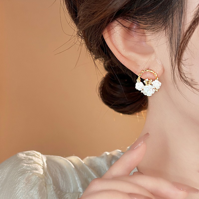 The 2025 new best-selling unique camellia stud earrings, women's golden flower basket earrings, design sense, niche and elegant earrings Application Scenario