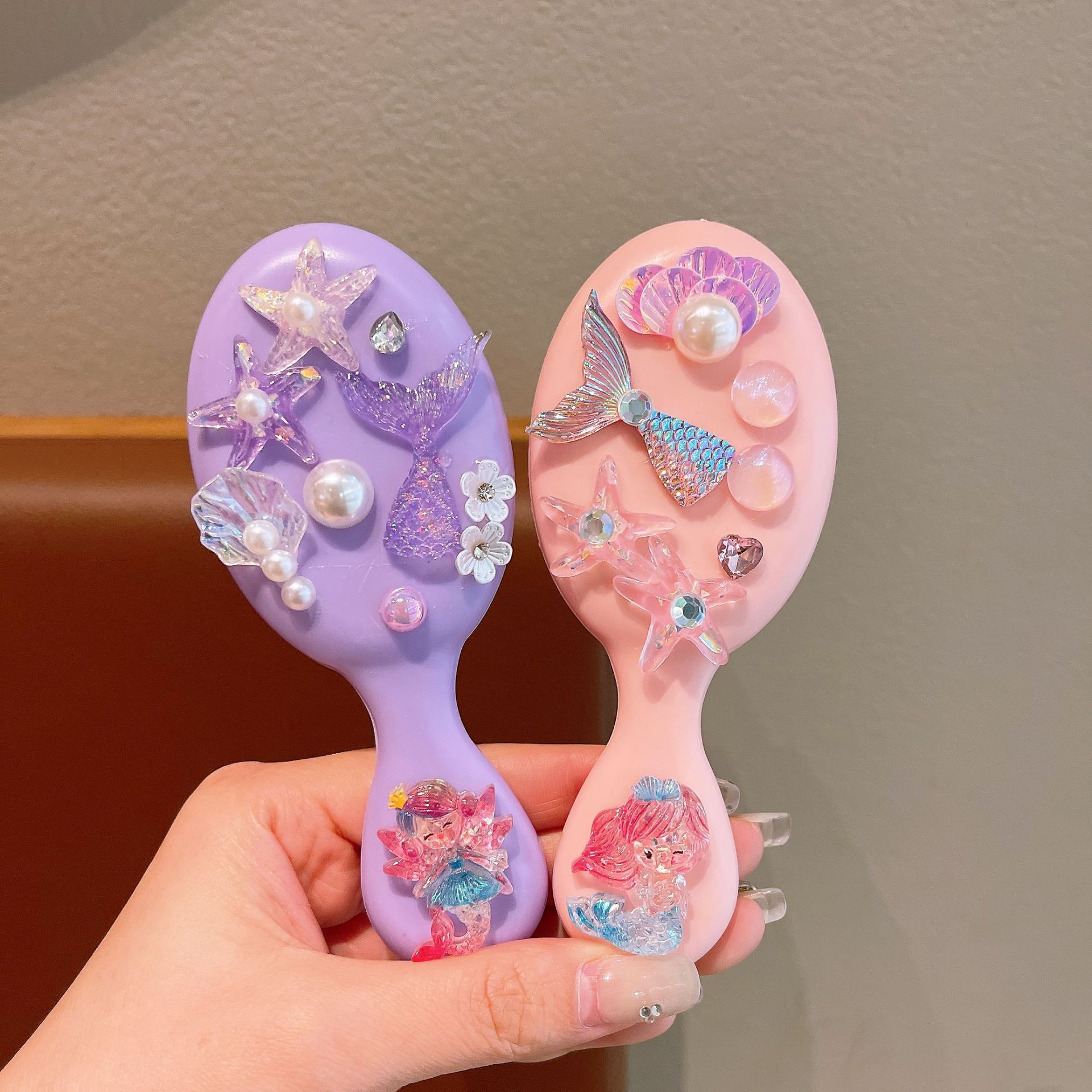 Cartoon airbag comb, cute mermaid princess comb, little girl combing hair without damaging hair, children's air cushion comb, massage comb Application Scenario